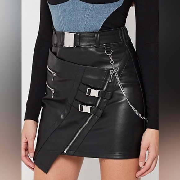 Maniere De Voir Black Leather Mini Skirt with Buckle and Chain - Picture 6 of 17
